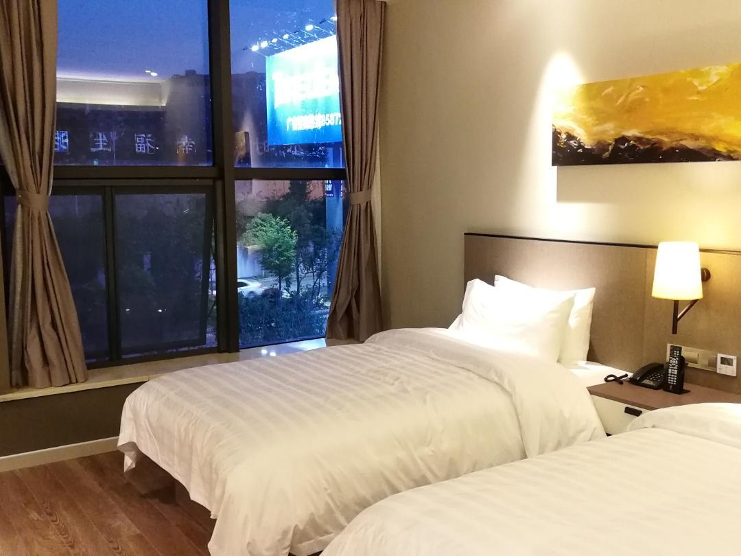 Ease Hotel (Guiyang Convention and Exhibition Center, Financial City Museum) 3*