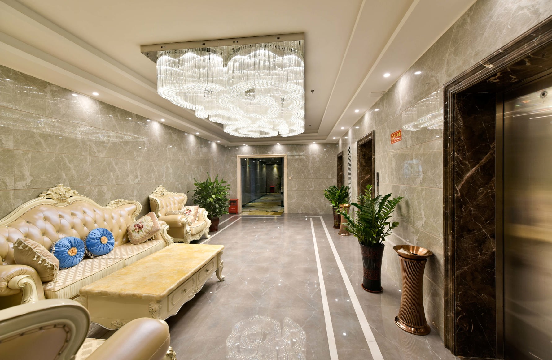 Chaoman Hotel (Foshan Qinghuiyuan Huagai Road Pedestrian Street) 3*