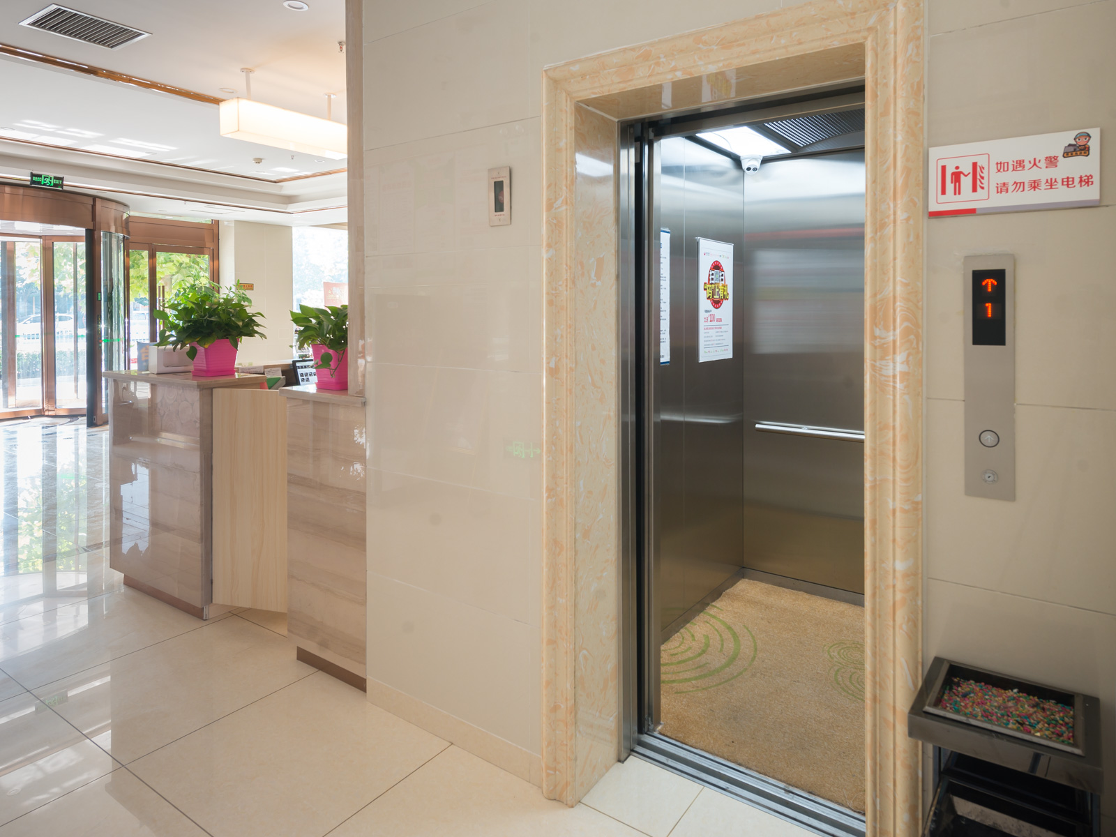 GreenTree Inn Express Hotel (Changli Guangyuan Life Plaza Fuyang Street East Section) 2*