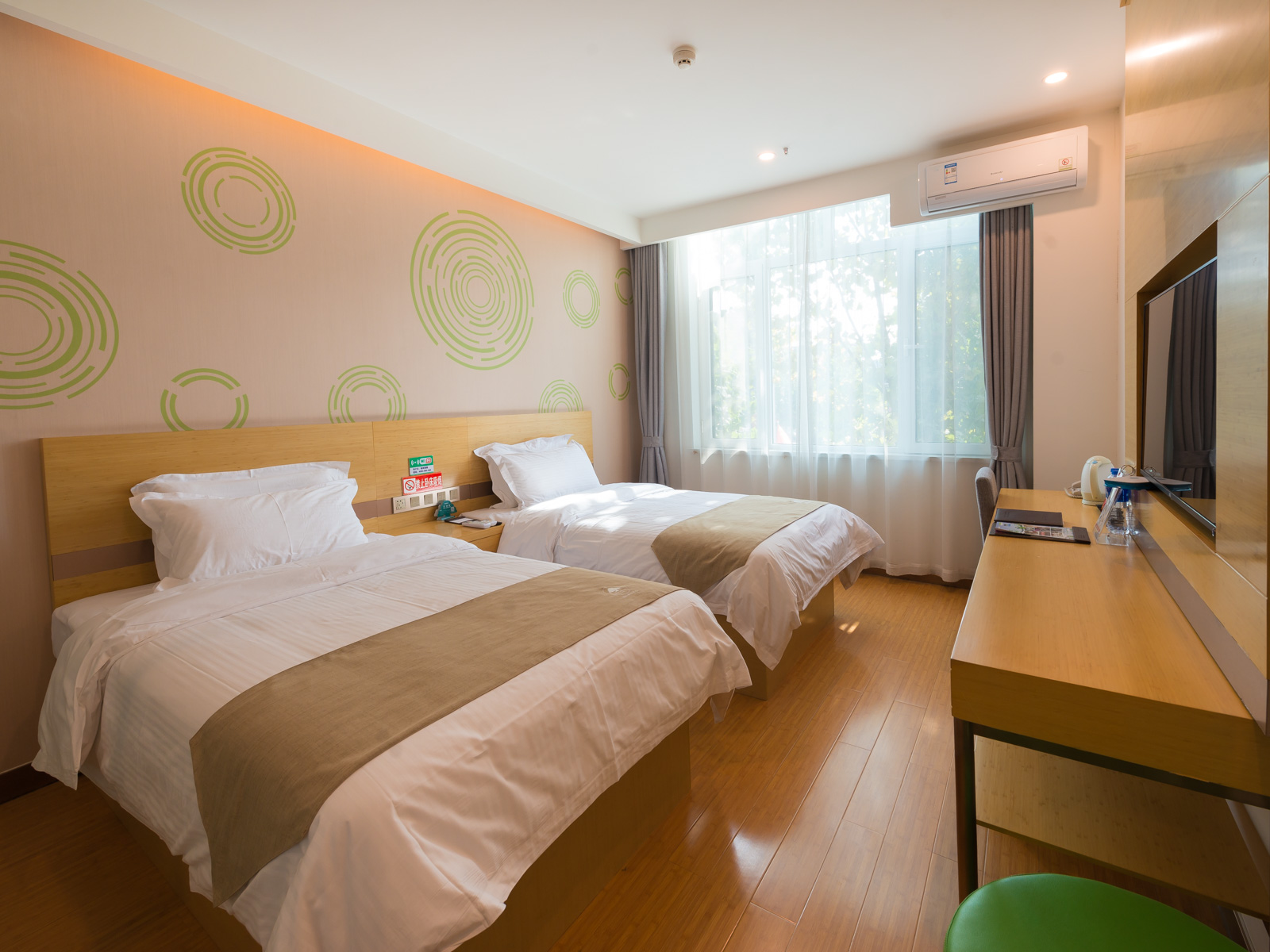 GreenTree Inn Express Hotel (Changli Guangyuan Life Plaza Fuyang Street East Section) 2*