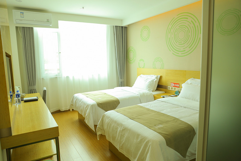 GreenTree Inn Express Hotel (Changli Guangyuan Life Plaza Fuyang Street East Section) 2*