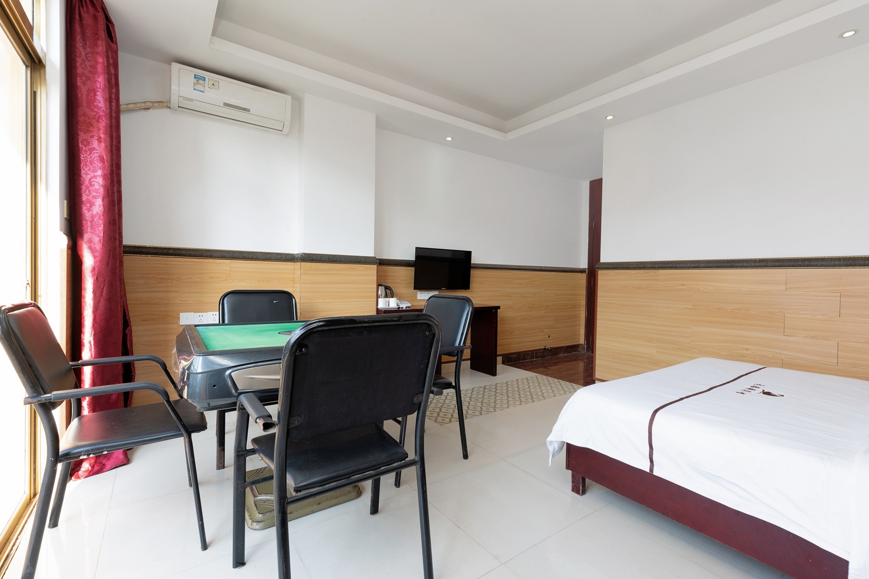 Tian'ehu Hotel (Lingshui Huayuan Road, Huifeng Plaza) 2*