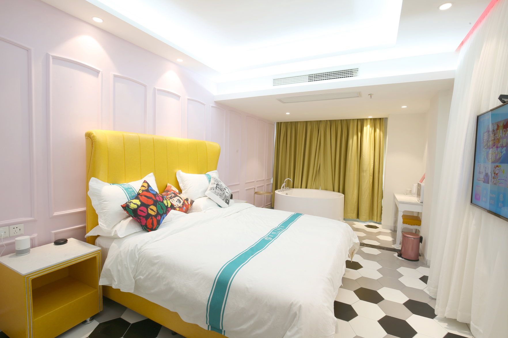 Haikou Green Orange Theme Hotel (Wuyue Plaza, East High-speed Railway Station) 2*