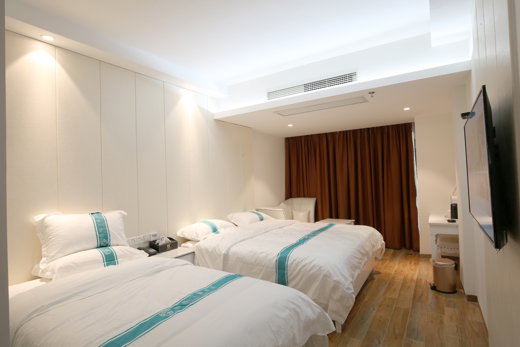Haikou Green Orange Theme Hotel (Wuyue Plaza, East High-speed Railway Station) 2*