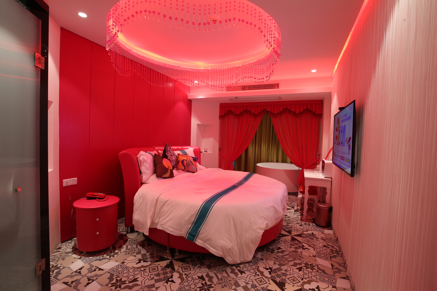 Haikou Green Orange Theme Hotel (Wuyue Plaza, East High-speed Railway Station) 2*