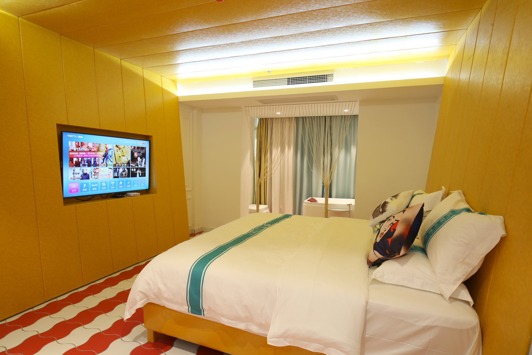 Haikou Green Orange Theme Hotel (Wuyue Plaza, East High-speed Railway Station) 2*