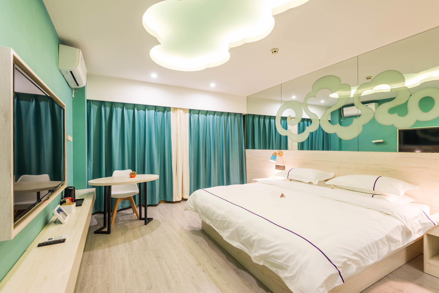 Yunzhishang Hotel (Weishan Ancient City Railway Station Store) 3*