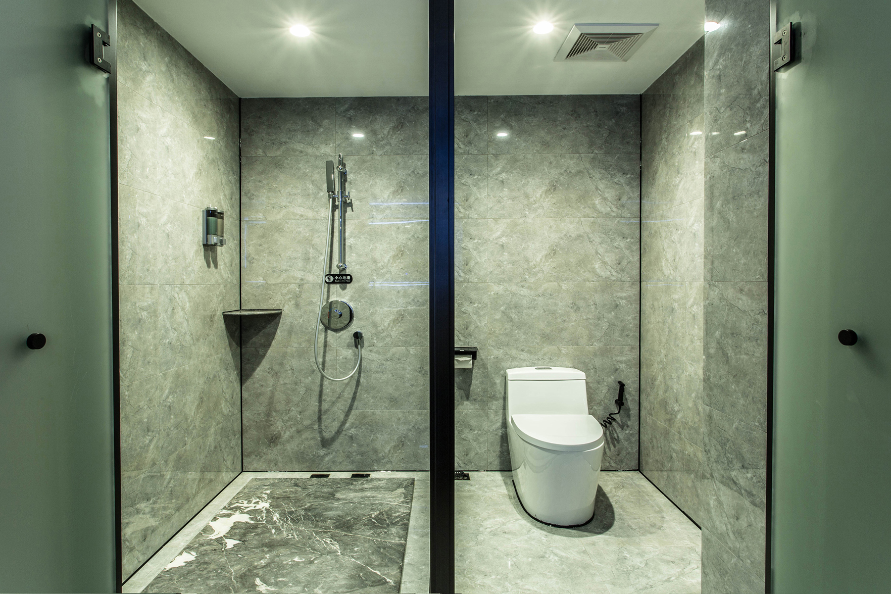 Yizhe Hotel (Nanning Dashatian Jianshe Road Subway Station Store) 2*
