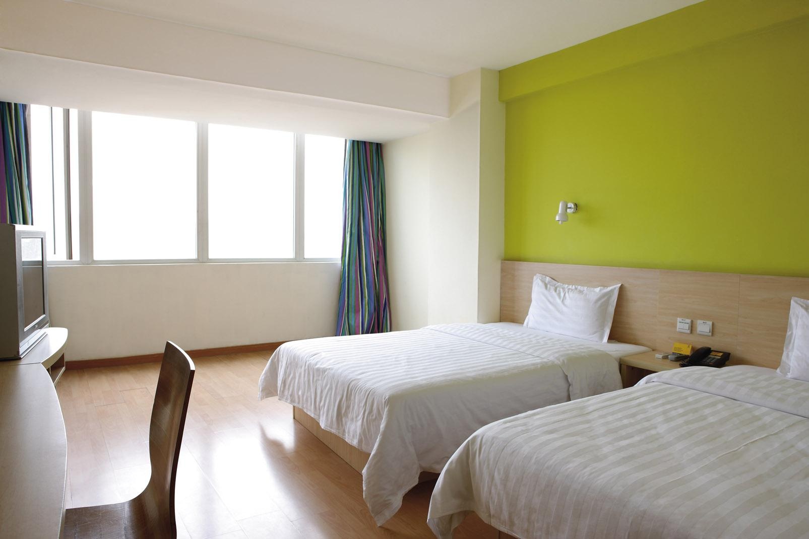 7 Days Inn (Beijing Wanfeng Road Qilizhuang Subway Station) 2*