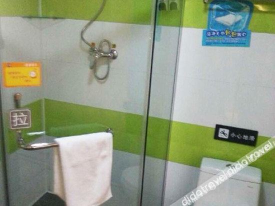 7 Days Inn (Beijing Wanfeng Road Qilizhuang Subway Station) 2*