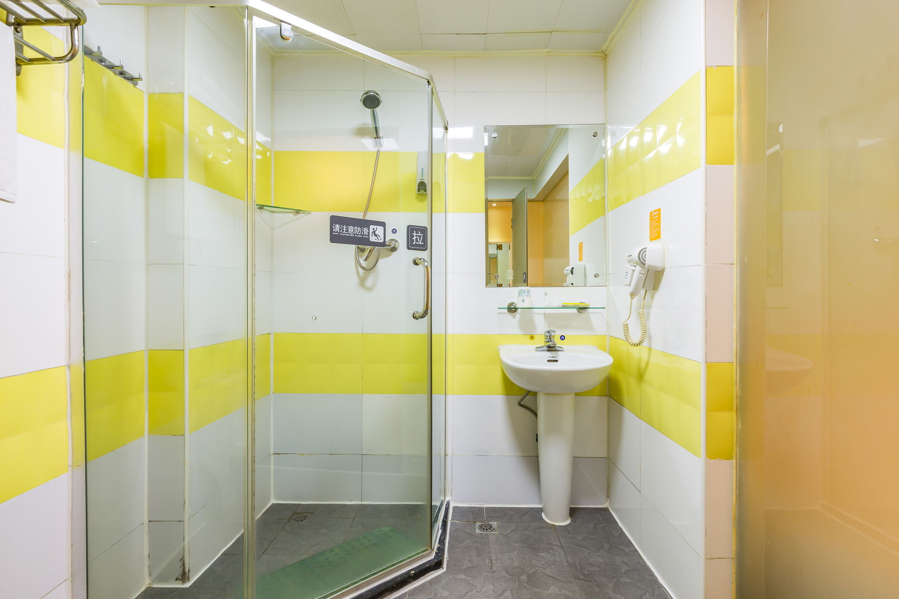 7 Days Inn (Beijing Wanfeng Road Qilizhuang Subway Station) 2*