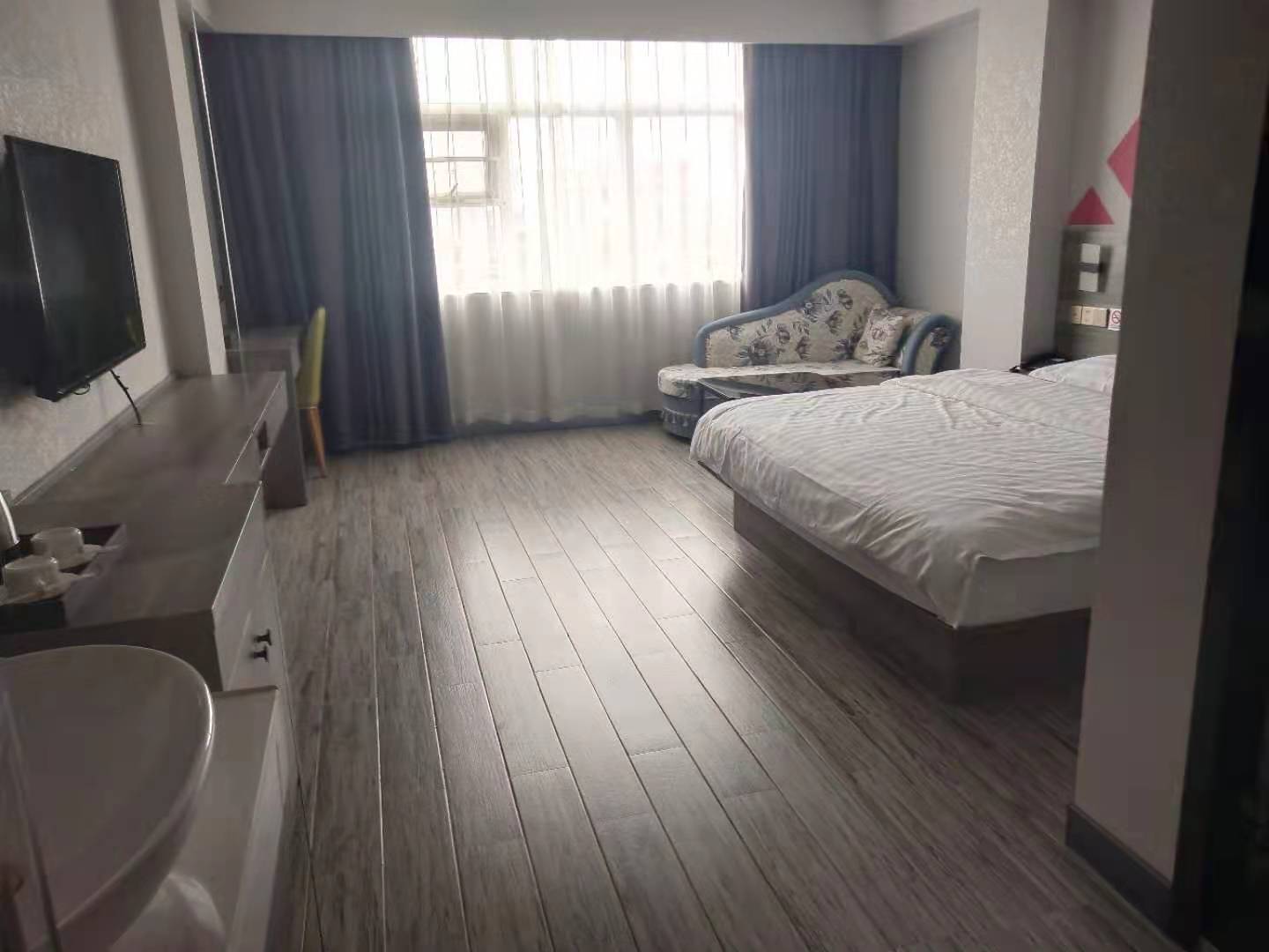 Borrman Hotel (Fangchenggang Qisha) 3*