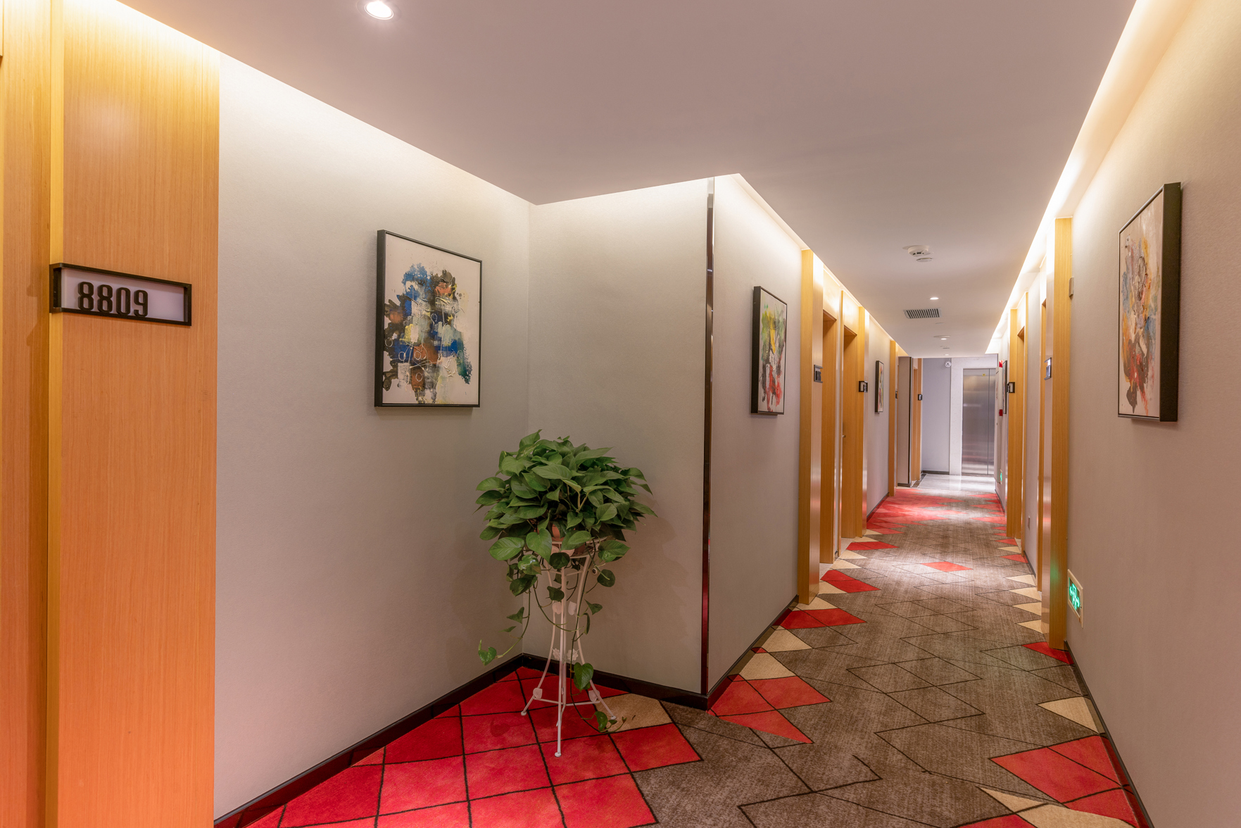 Boman Hotel (Beijing Road Pedestrian Street, Gongyuanqian Metro Station) 2*