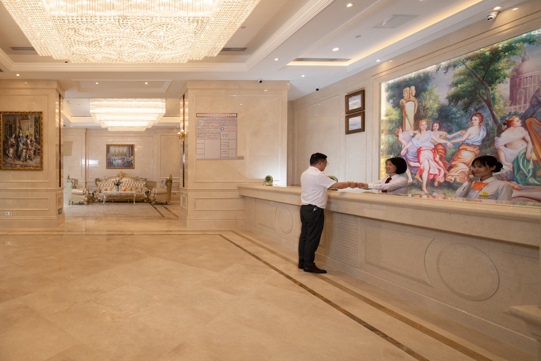 Vienna International Hotel 3*