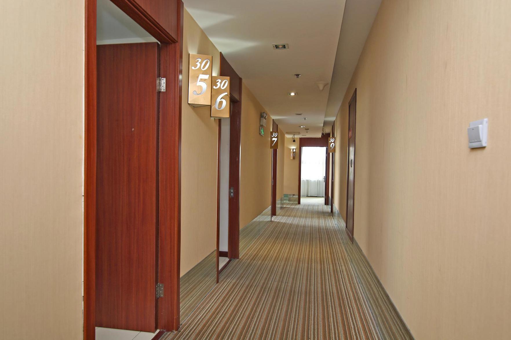 100 Inn Liangpin Hotel (Shanghai Jiading Anting Subway Station) 2*
