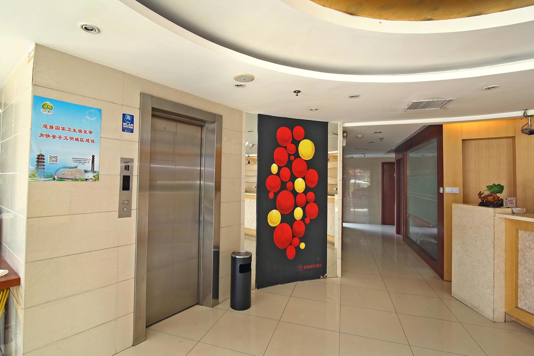 100 Inn Liangpin Hotel (Shanghai Jiading Anting Subway Station) 2*