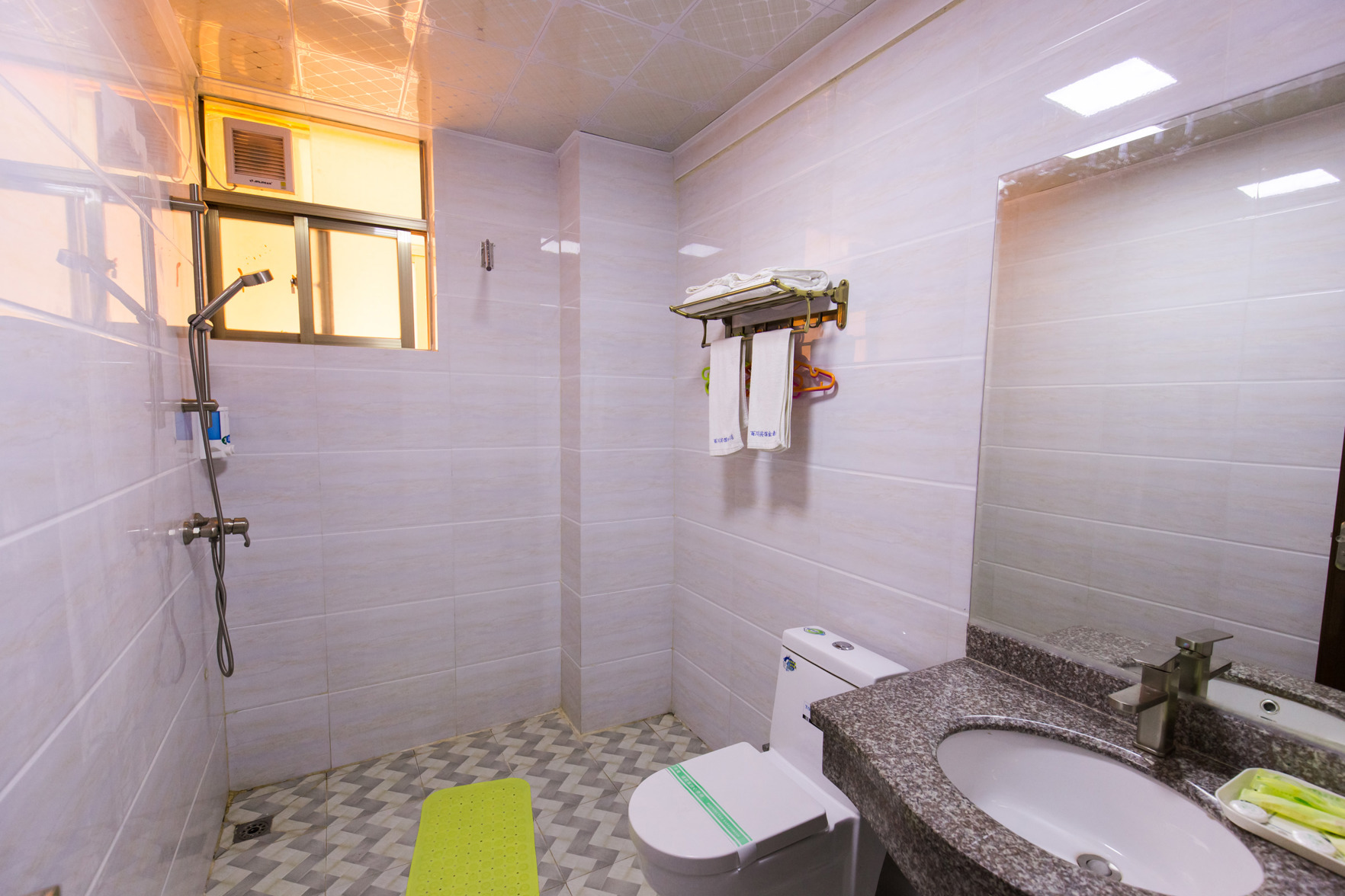 Hepu Baiqian Hotel 2*