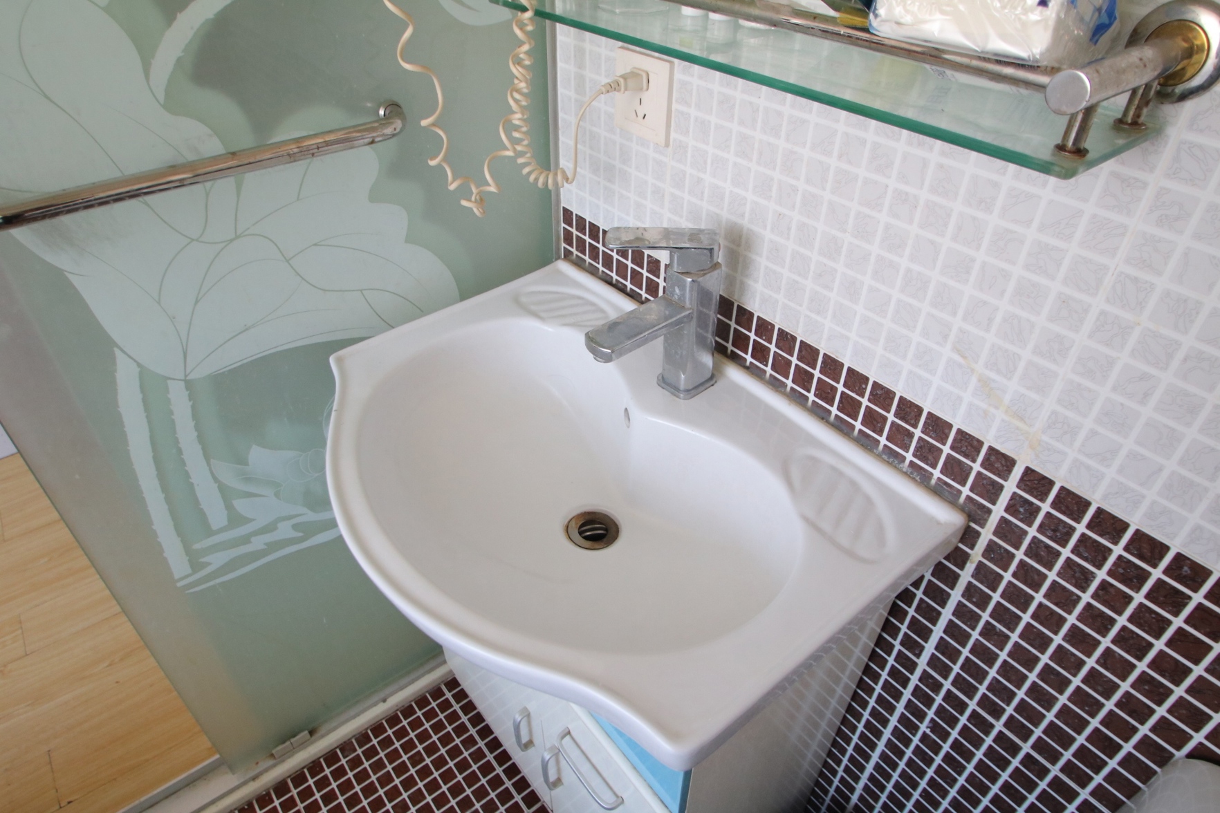 99 Preferred Hotel (Shanghai Baoshan Baoan Highway Subway Station Fishery West Road Branch) 1*