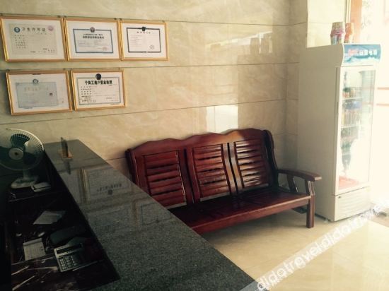 Yijia Hotel 2*