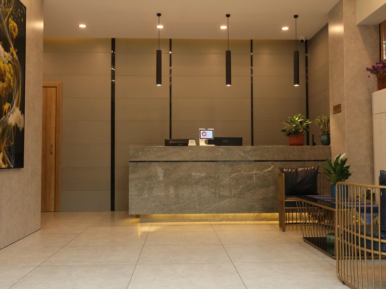 Yijia Hotel 2*