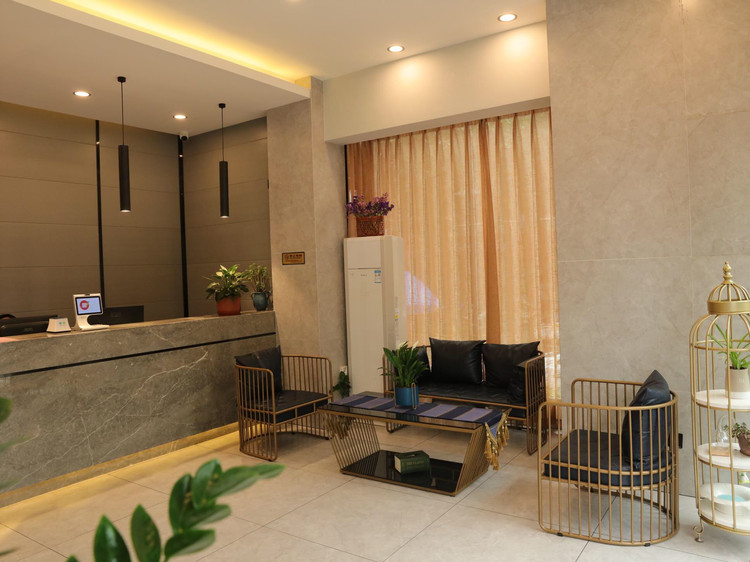 Yijia Hotel 2*