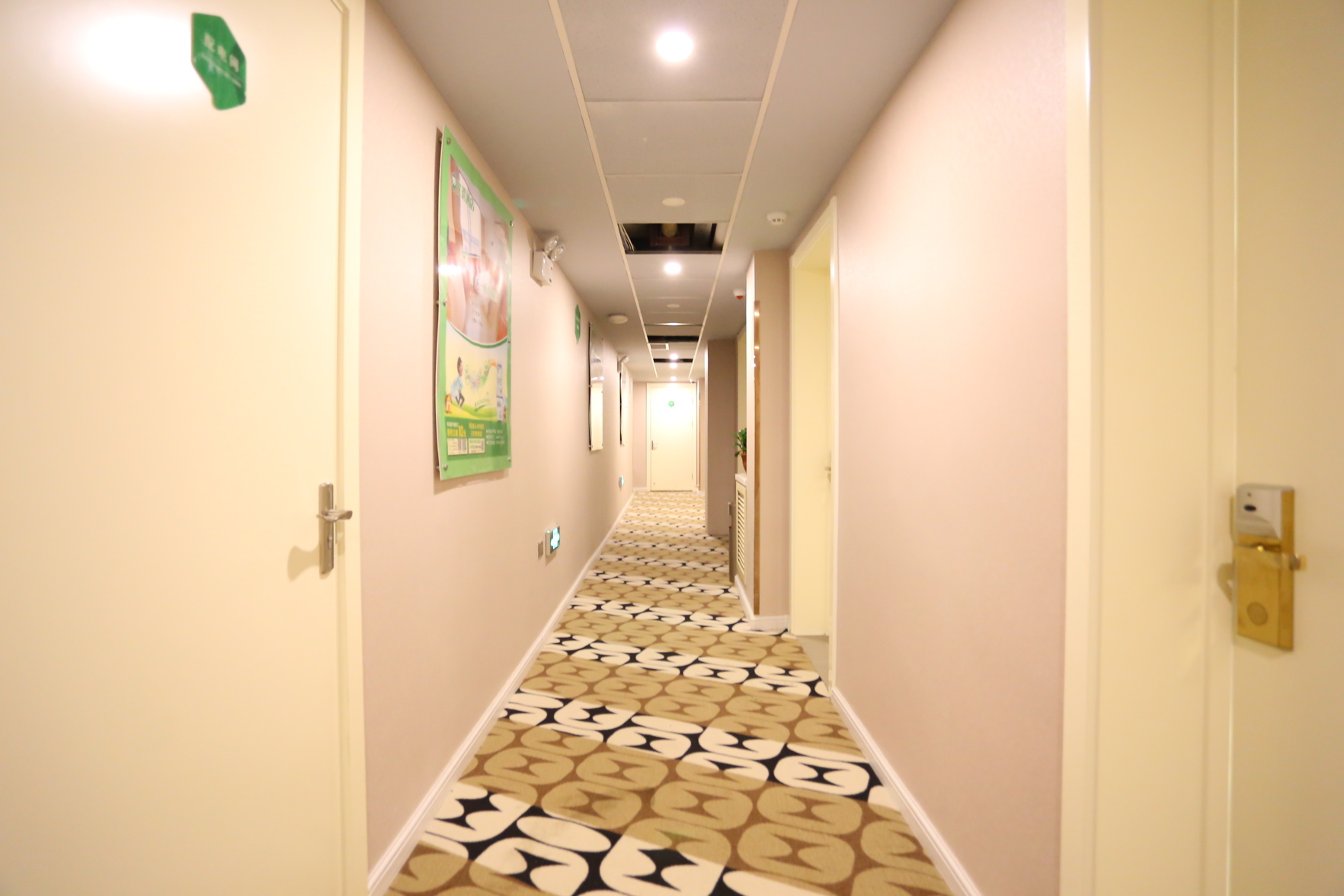 Huayi Hotel 2*