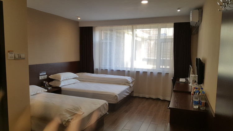 Home Inn Huayi (Baishan City Jingyu County Quanquan South Road) 2*
