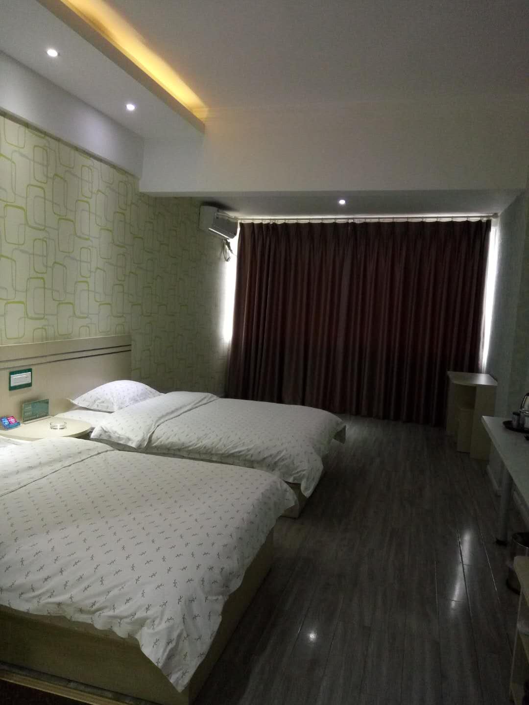 Home Inn Huayi (Baishan City Jingyu County Quanquan South Road) 2*