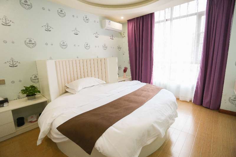 Homeinn Pebble Hotel (Fangchenggang Central District Lotte Commercial Street) 2*