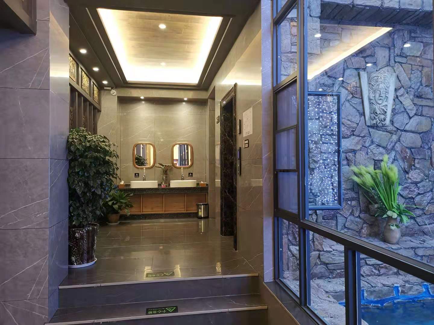 Qianxi Light Luxury Holiday Hotel 2*