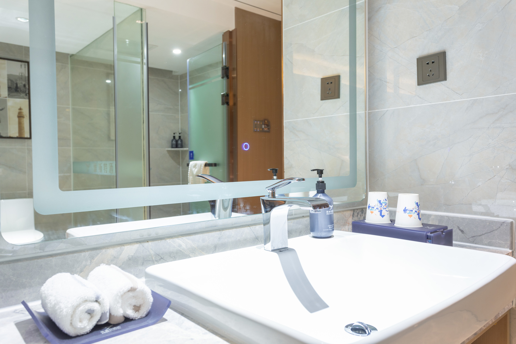 Yeste Hotel (Nanning Jinhu Square Metro Station) 3*