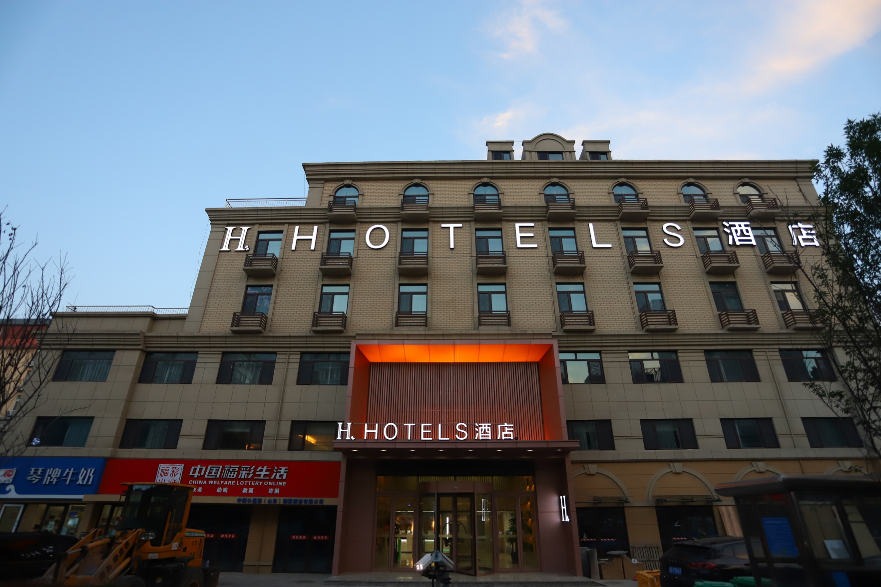 GtEL (Qingdao CBD Wanda Plaza Dunhua Road Metro Station) 3*