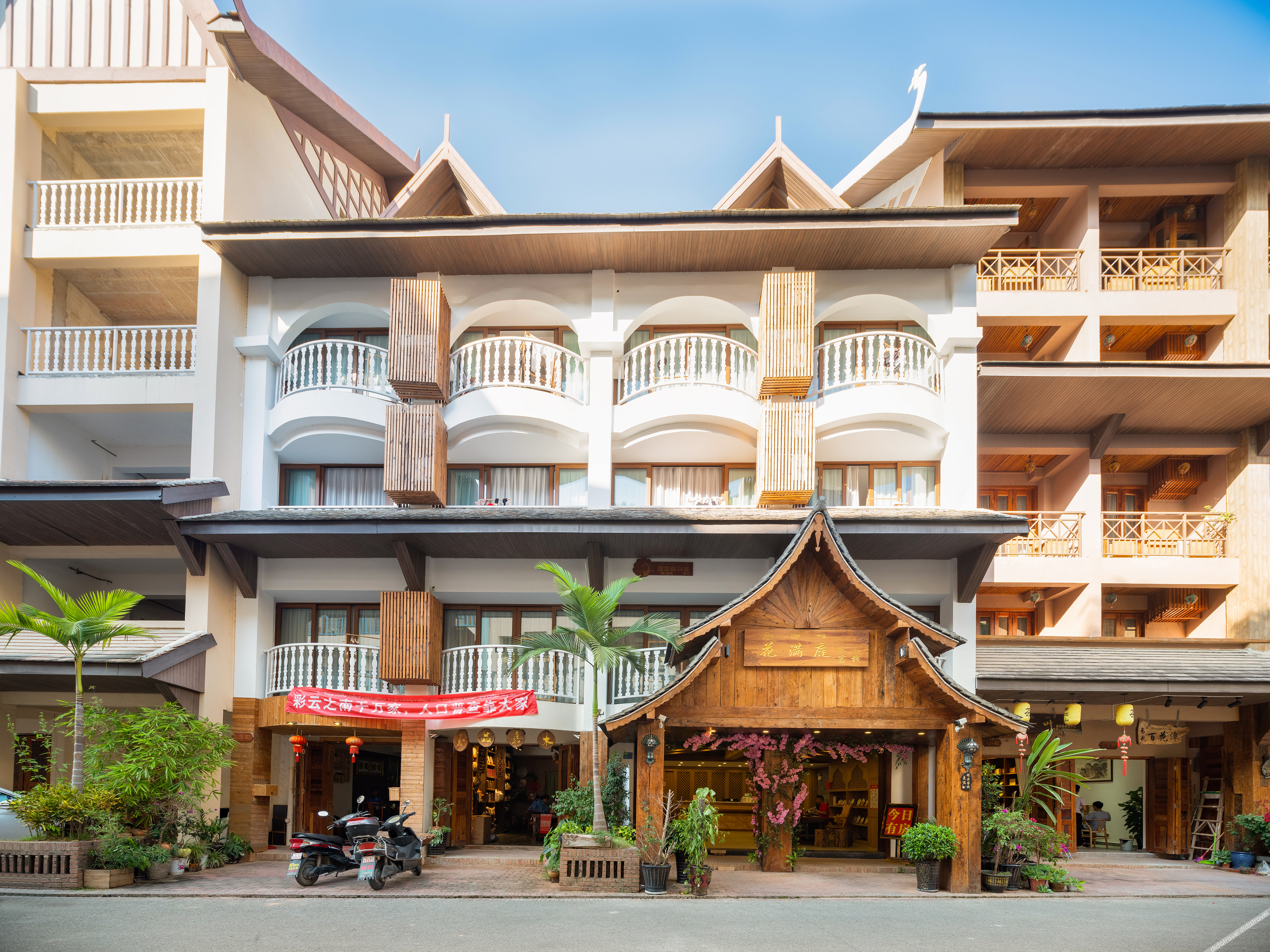 Xishuangbanna Flower Full court inn 3*