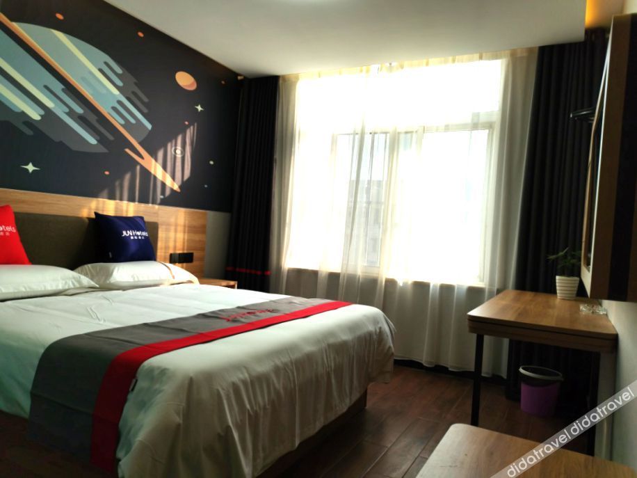 Junyi Chain Hotel (Xinyi Gaoliuzhen) 1*