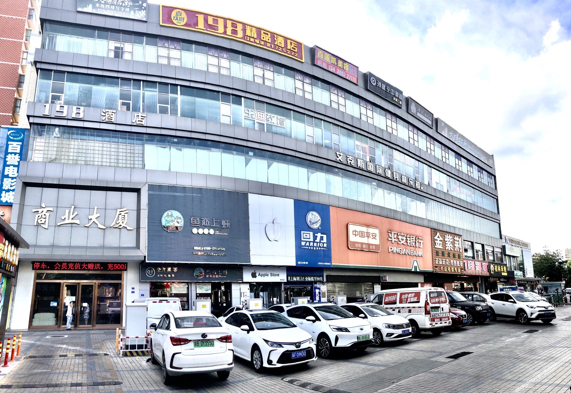 198 Boutique Hotel (Shenzhen Gongming Plaza Subway Station Daqianli Branch) 2*