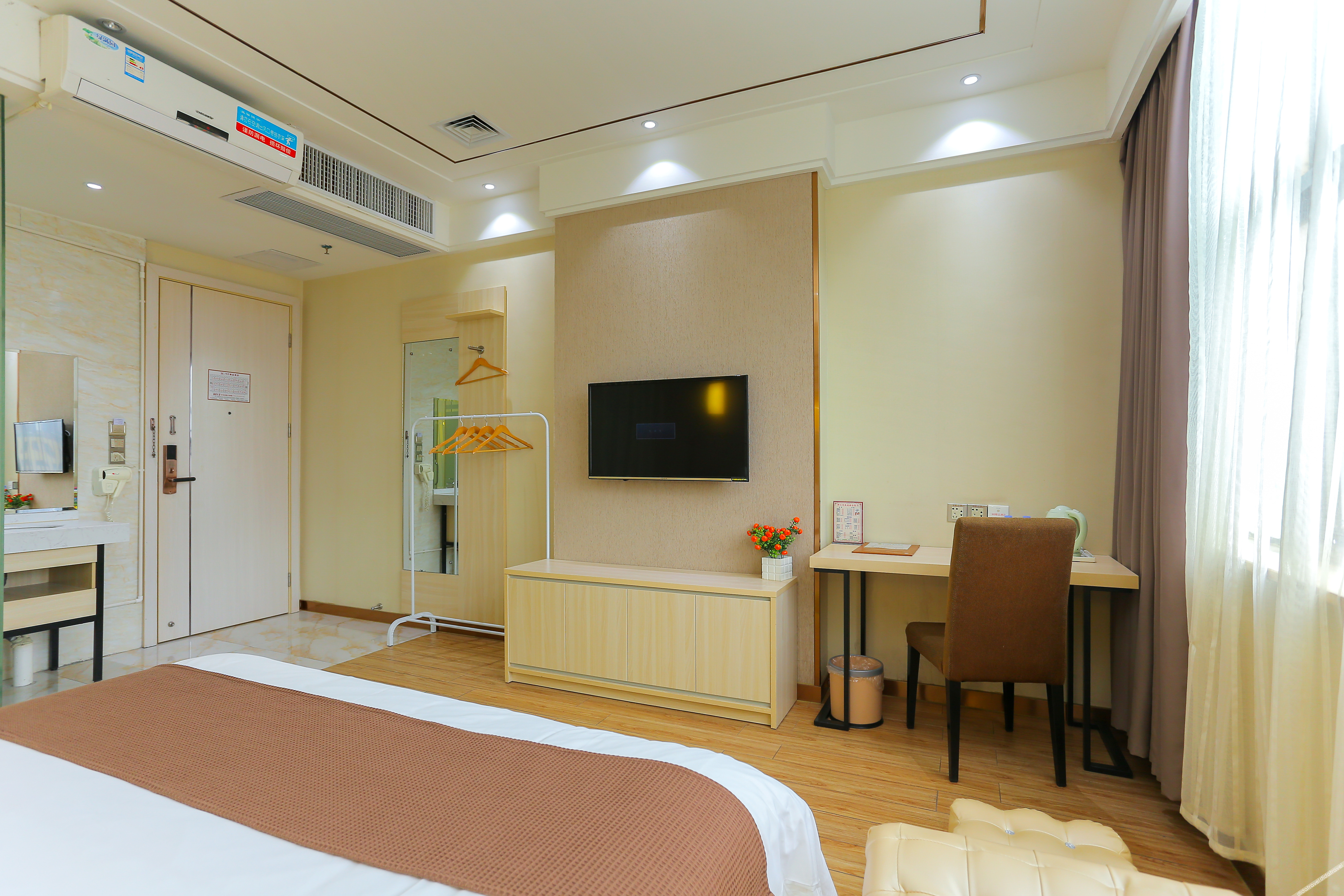 198 Boutique Hotel (Shenzhen Gongming Plaza Subway Station Daqianli Branch) 2*