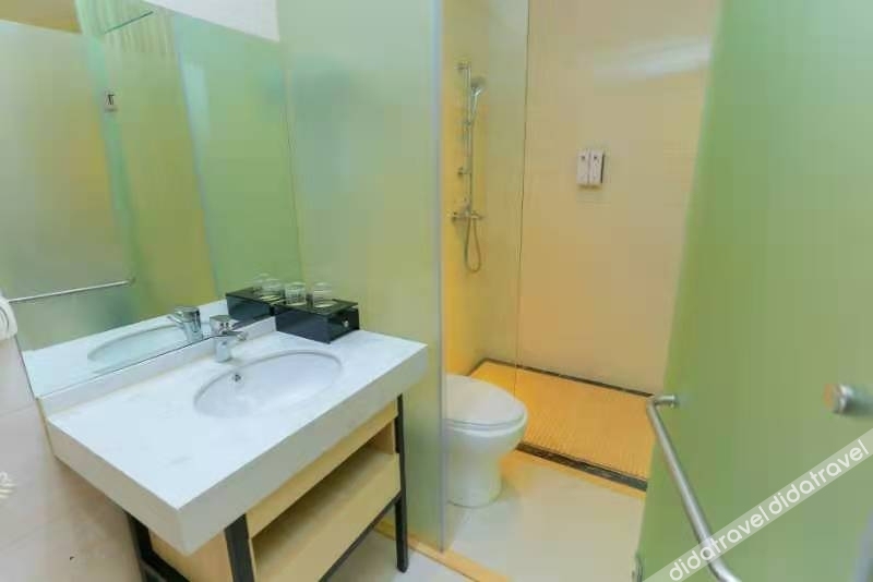 198 Boutique Hotel (Shenzhen Gongming Plaza Subway Station Daqianli Branch) 2*