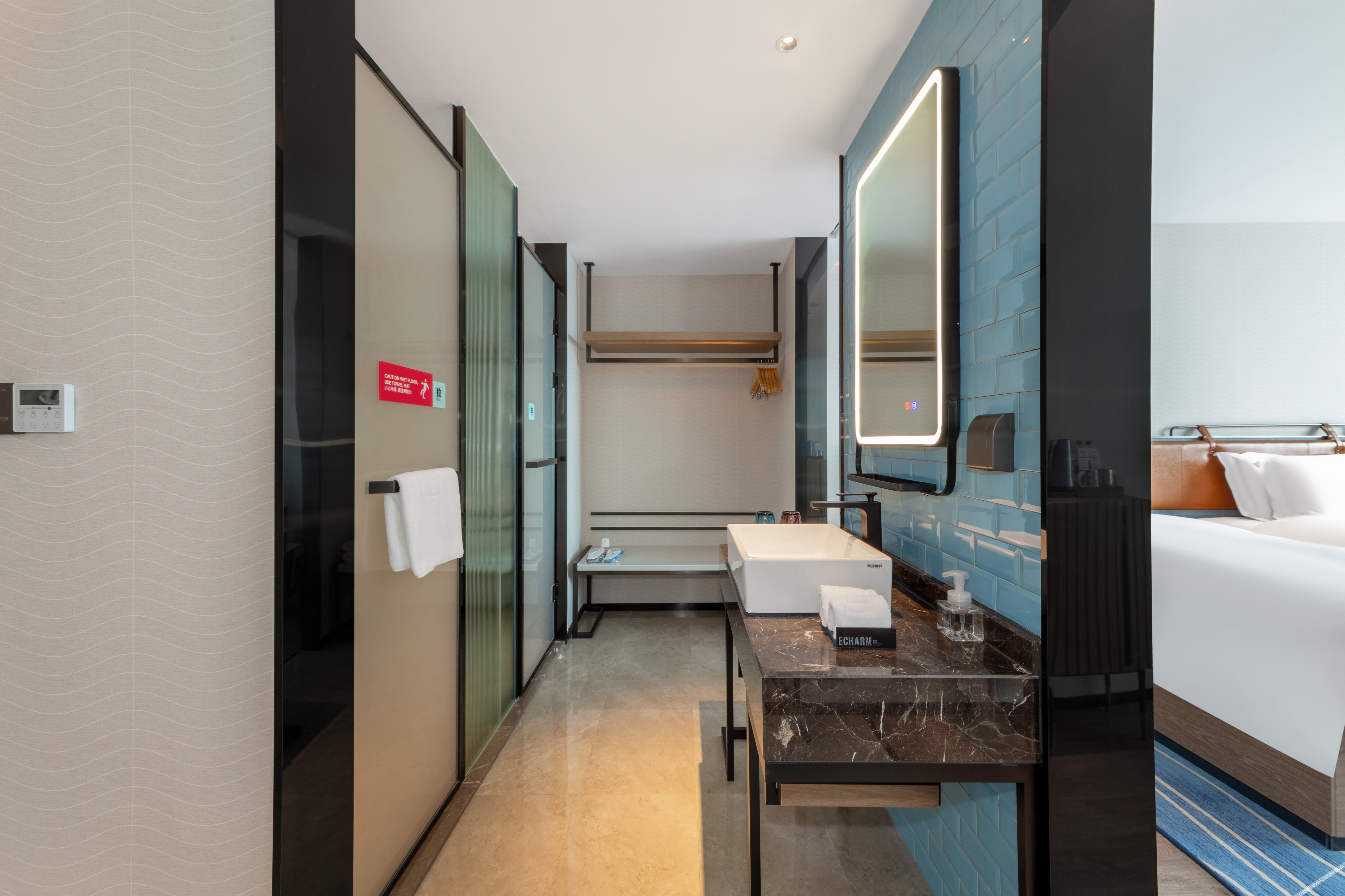 Echarm Hotel (Dongguan Guoji Qichecheng Lanqiuzhongxin) 3*