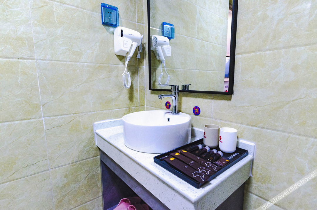 Junyi Chain Hotel (Luanchuan Laojunshan) 0*