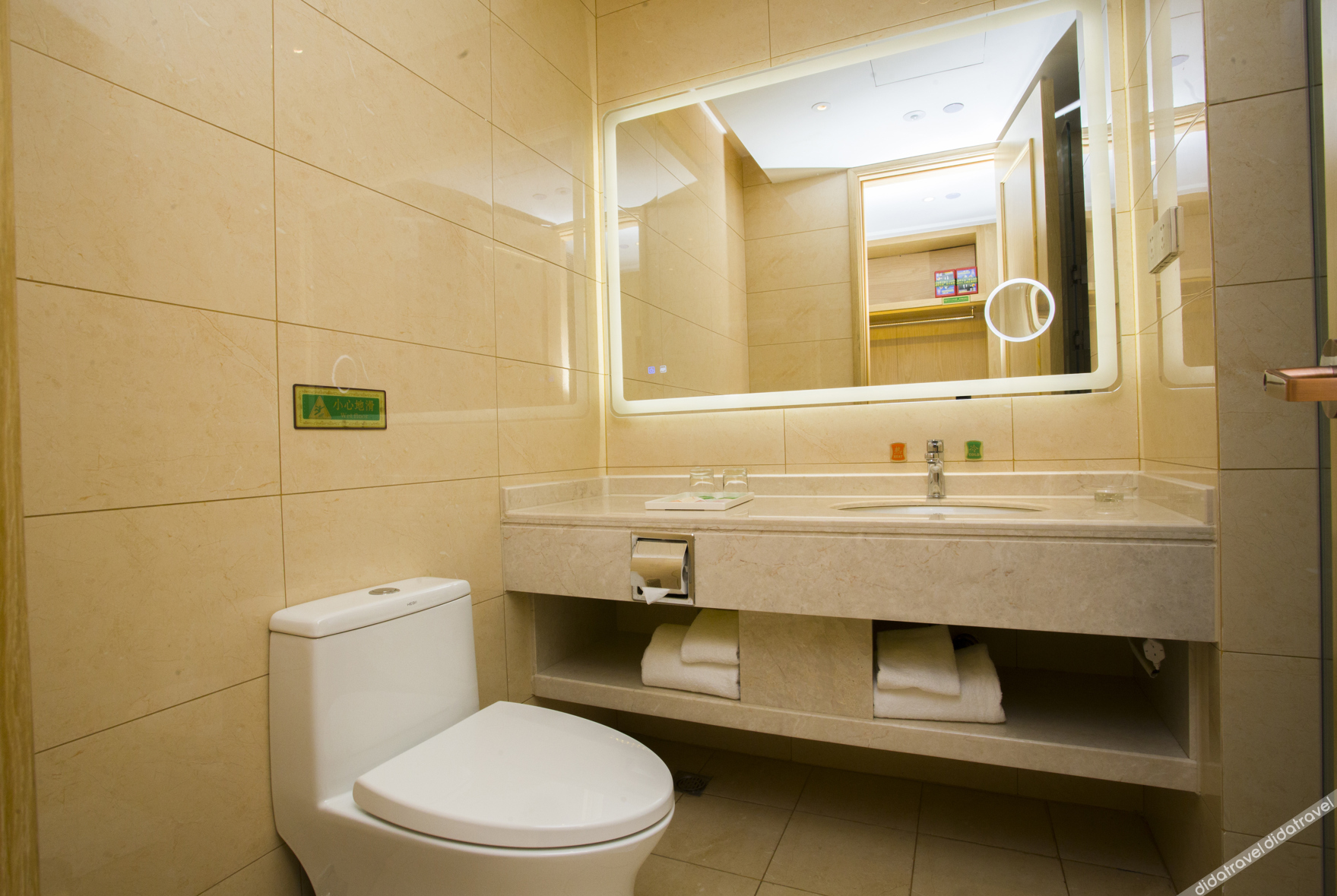 Vienna International Hotel (Dongwu South Road Hongzhuang Metro Station) 4*