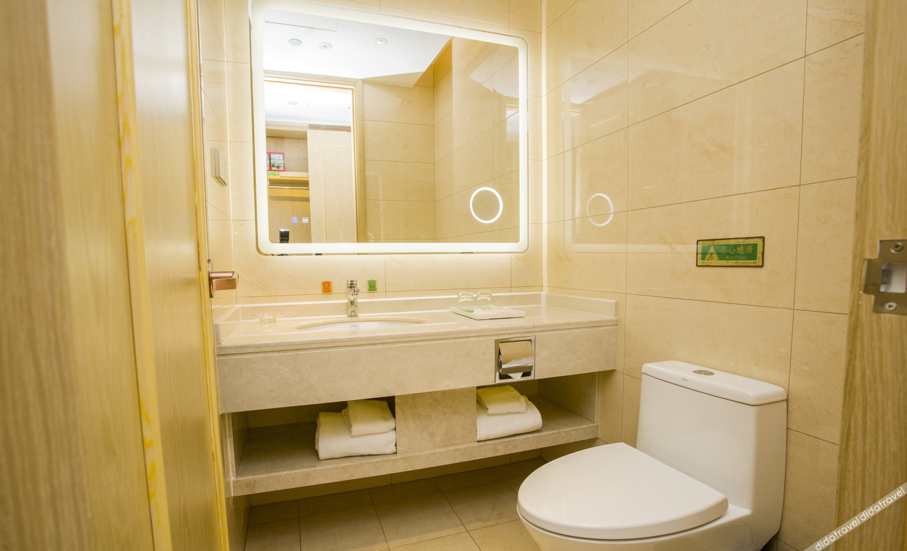 Vienna International Hotel (Dongwu South Road Hongzhuang Metro Station) 4*
