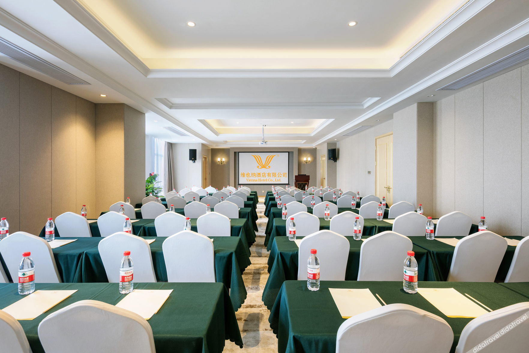 Vienna International Hotel (Dongwu South Road Hongzhuang Metro Station) 4*
