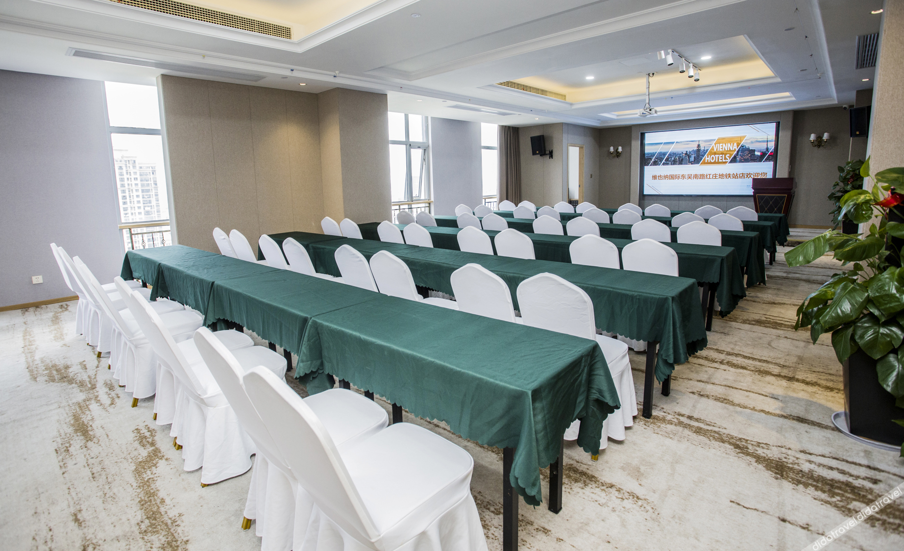 Vienna International Hotel (Dongwu South Road Hongzhuang Metro Station) 4*