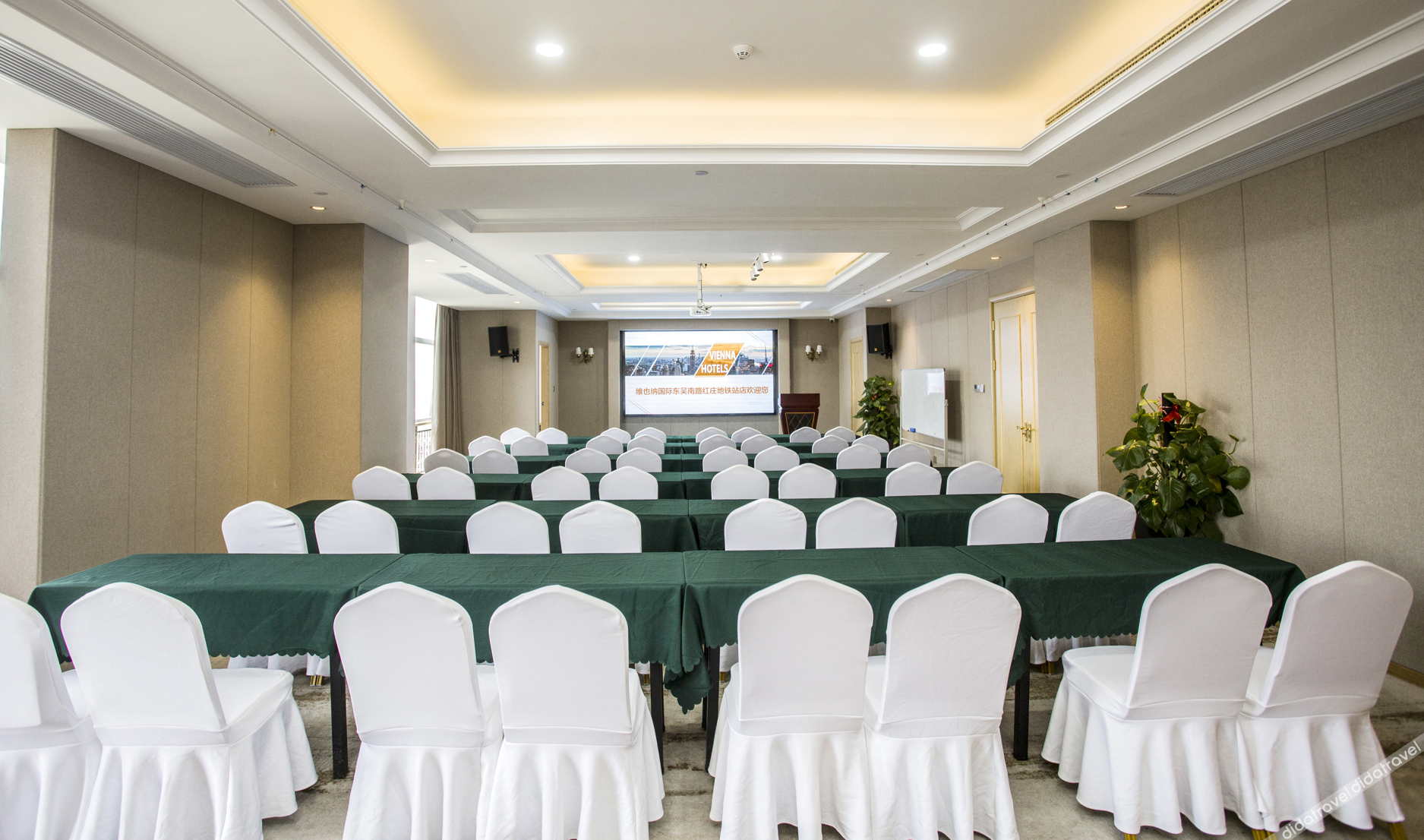 Vienna International Hotel (Dongwu South Road Hongzhuang Metro Station) 4*
