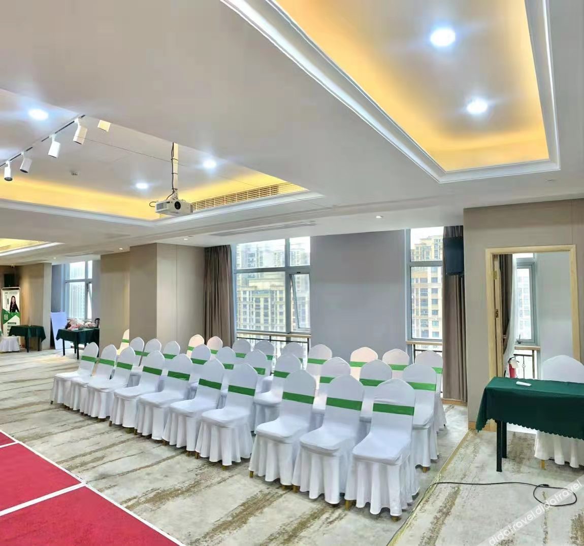 Vienna International Hotel (Dongwu South Road Hongzhuang Metro Station) 4*