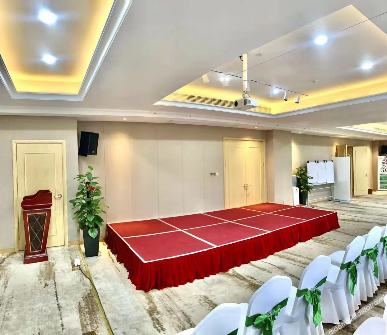 Vienna International Hotel (Dongwu South Road Hongzhuang Metro Station) 4*