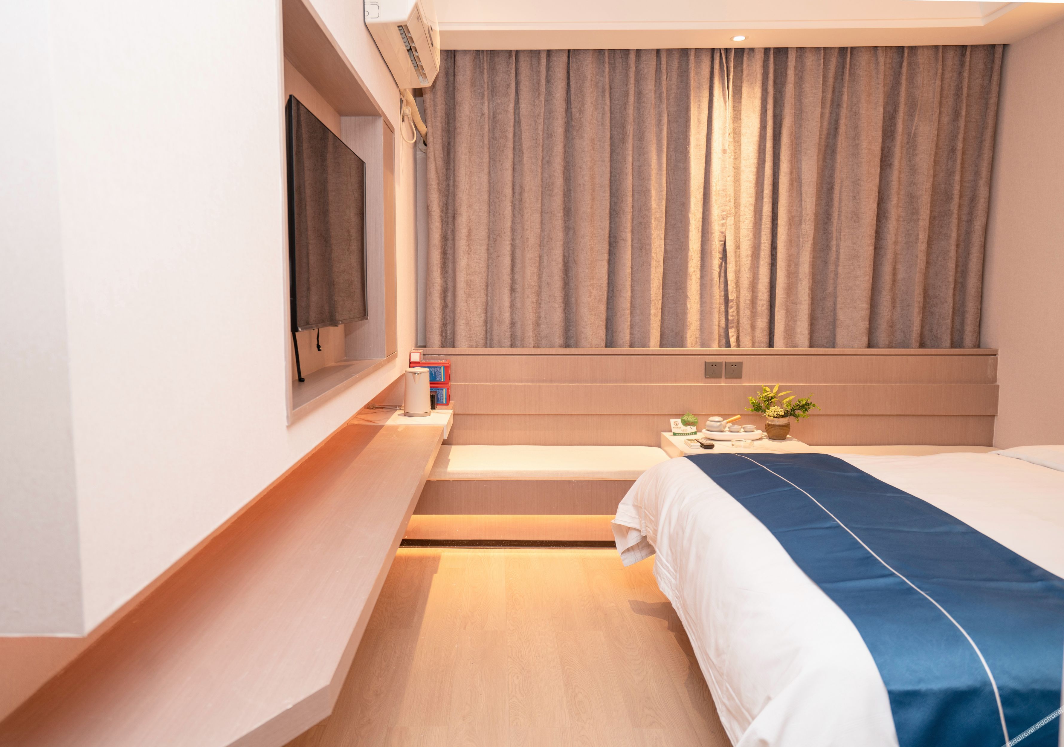 Ruijiaxi Hotel (Guiyang Flower Orchard White House Art Center Branch) 3*