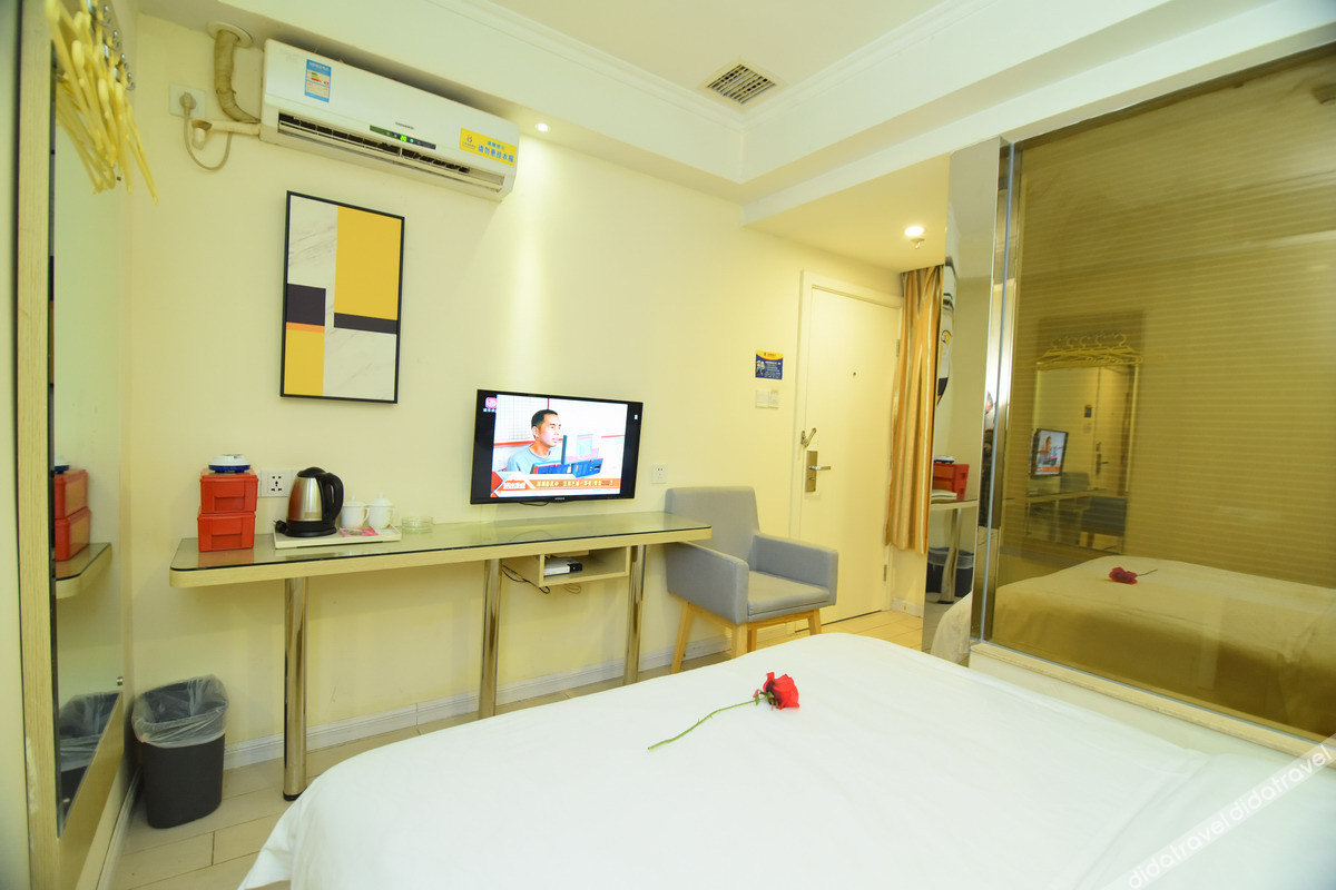 No.8 Season Hotel (Shenzhen Dongmen Hubei Subway Station Branch) 2*