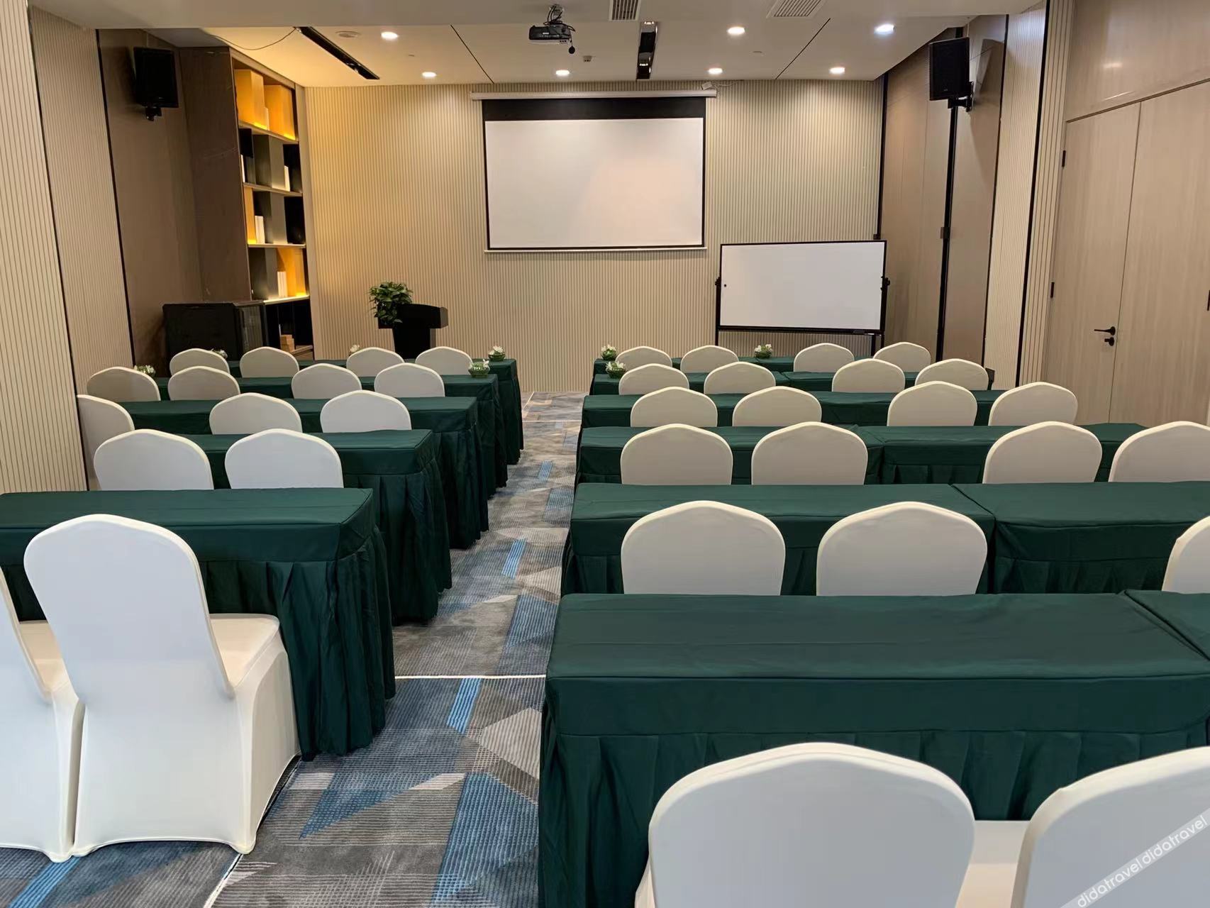 Home Inn Cloud (Yifeng Times Plaza, Xiangyu Avenue, Huainan) 3*