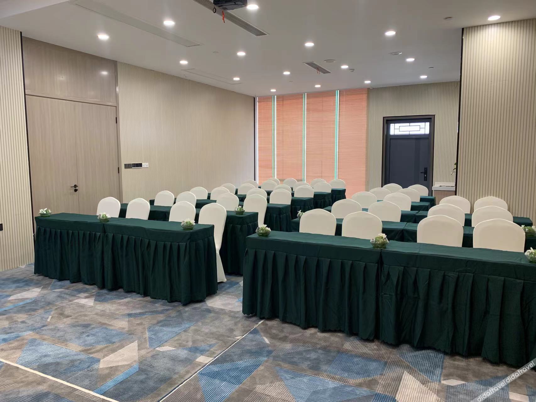 Home Inn Cloud (Yifeng Times Plaza, Xiangyu Avenue, Huainan) 3*